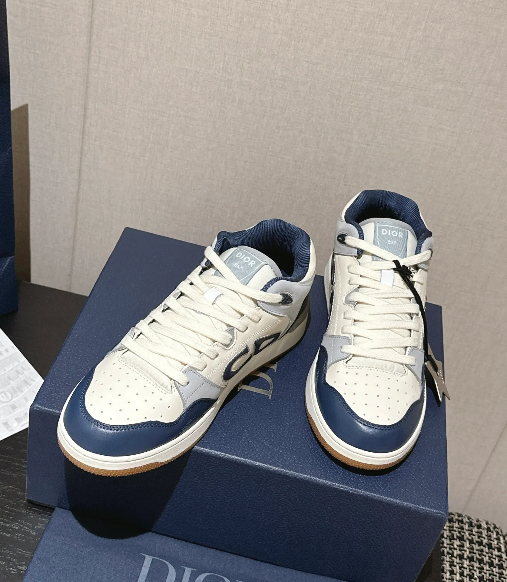 👟👟Ex-factory price 680👟👟. Dior 2024 model B57 popular casual shoe mid-top version, couple model, original explosion-proof one-to-one perfect reproduction, craftsmanship details in place, original customized materials, awesome, latest element combination, fashionable and casual personality, versatile Fabric: original fabric cowhide, mesh, electric embroidery plus 3D printing Inner: imported breathable mesh feet: original molding pad outsole: original one-to-one mold opening T👟👟Ex-factory price U Size: women’s size 35-40~men’s size 39-45